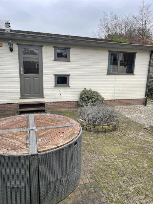Gezellig Chalet Op De Prachtige Veluwe Putten Exterior foto